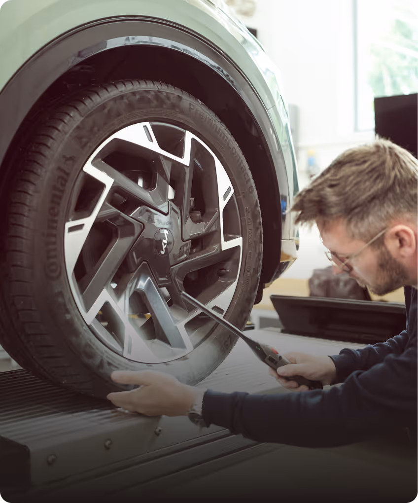 Detailprüfung eines Unfallschadens durch einen KFZ-Gutachter von Lotterschmid
