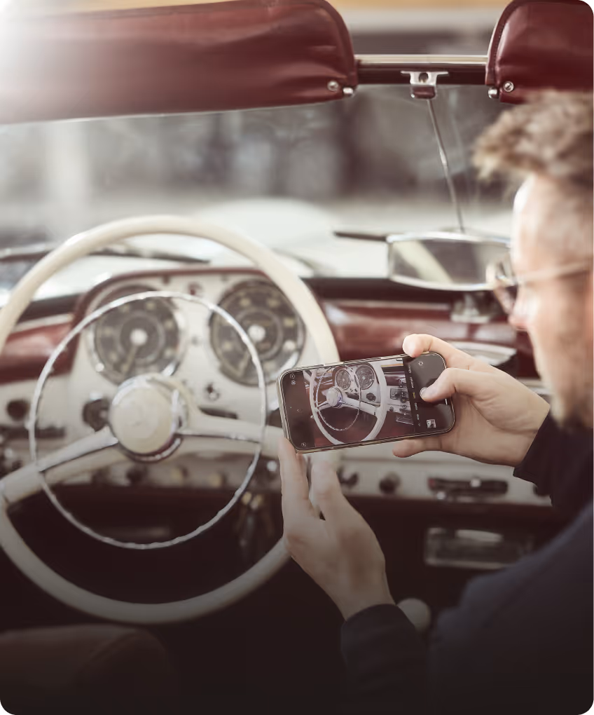 KFZ-Gutachter dokumentiert den Innenraum eines klassischen Fahrzeugs für ein professionelles Wertgutachten.