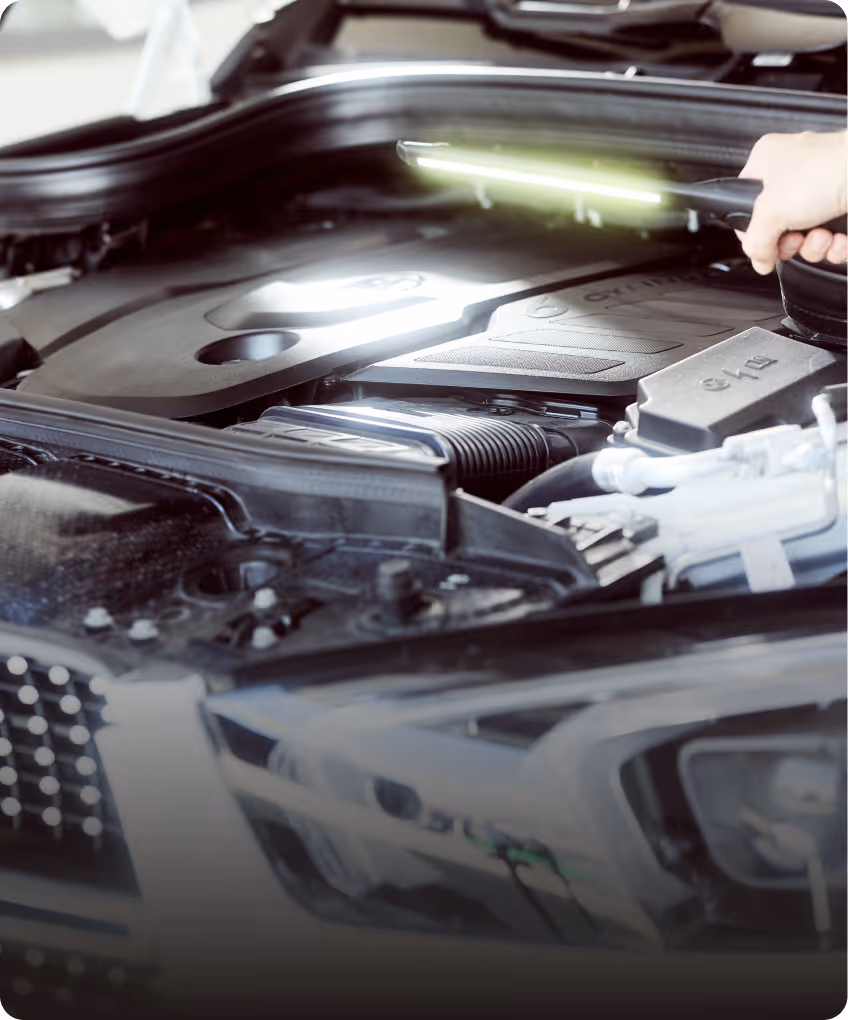 Begutachtung des Motorraums durch einen KFZ-Gutachter im Rahmen einer detaillierten Fahrzeugbewertung.