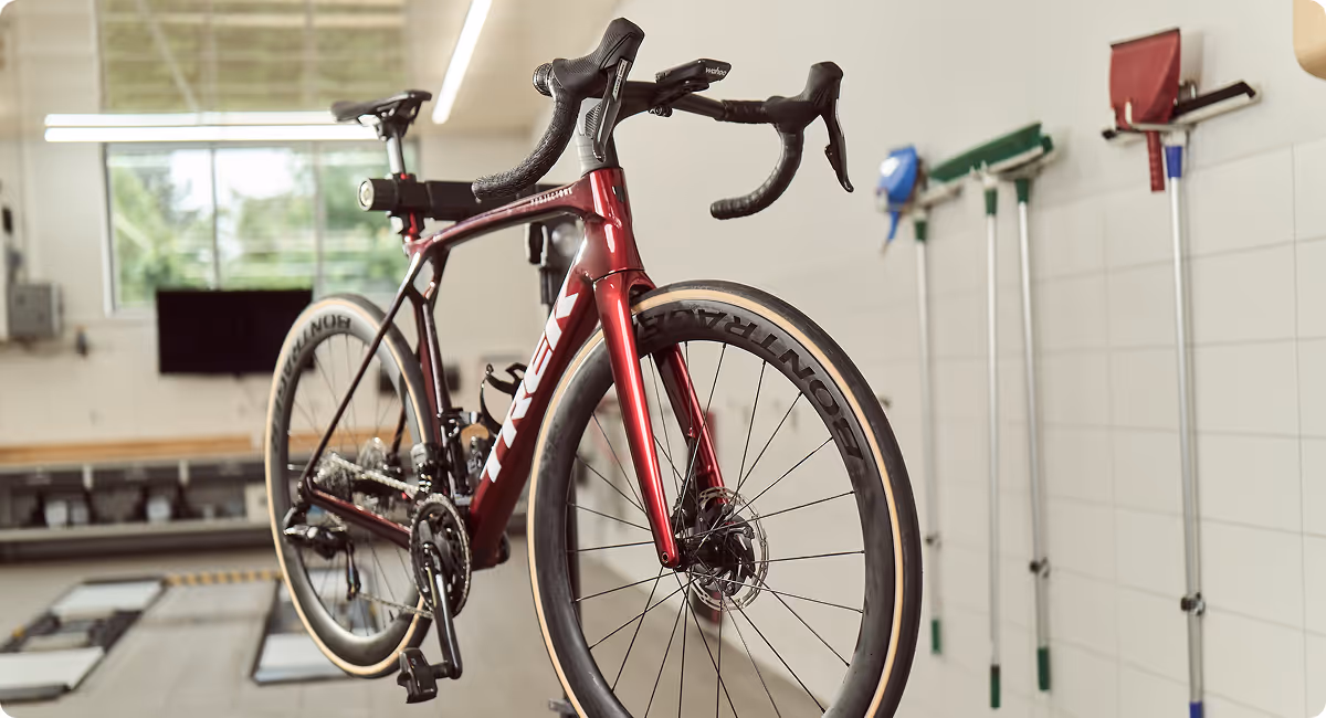 Hochwertiges Rennrad in der Schadenprüfhalle