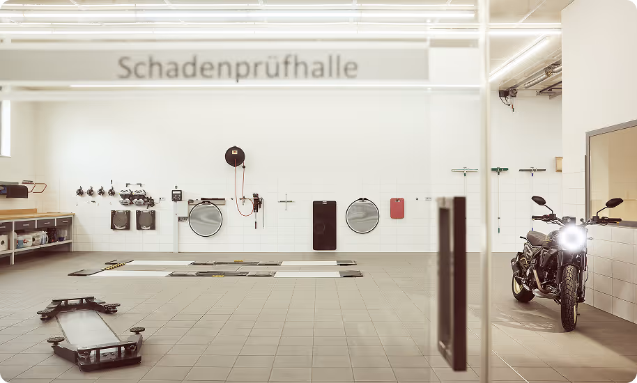 Werkstatt - Schadenprüfhalle mit Hebebühne