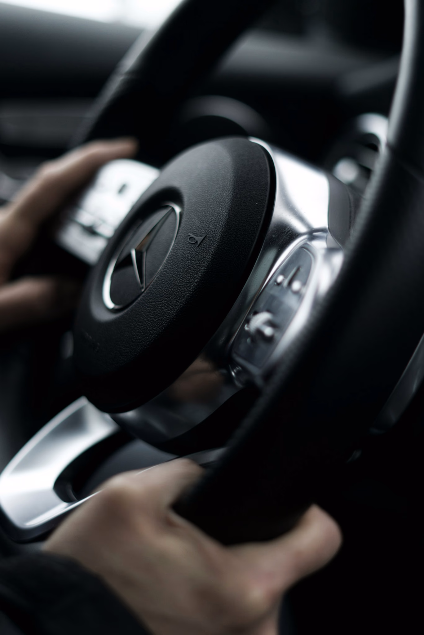 Hochwertiges Interieur mit Fokus auf Lenkrad und Haptik. Komfortable Mietwagen bei AS Rent a Car Schweiz.