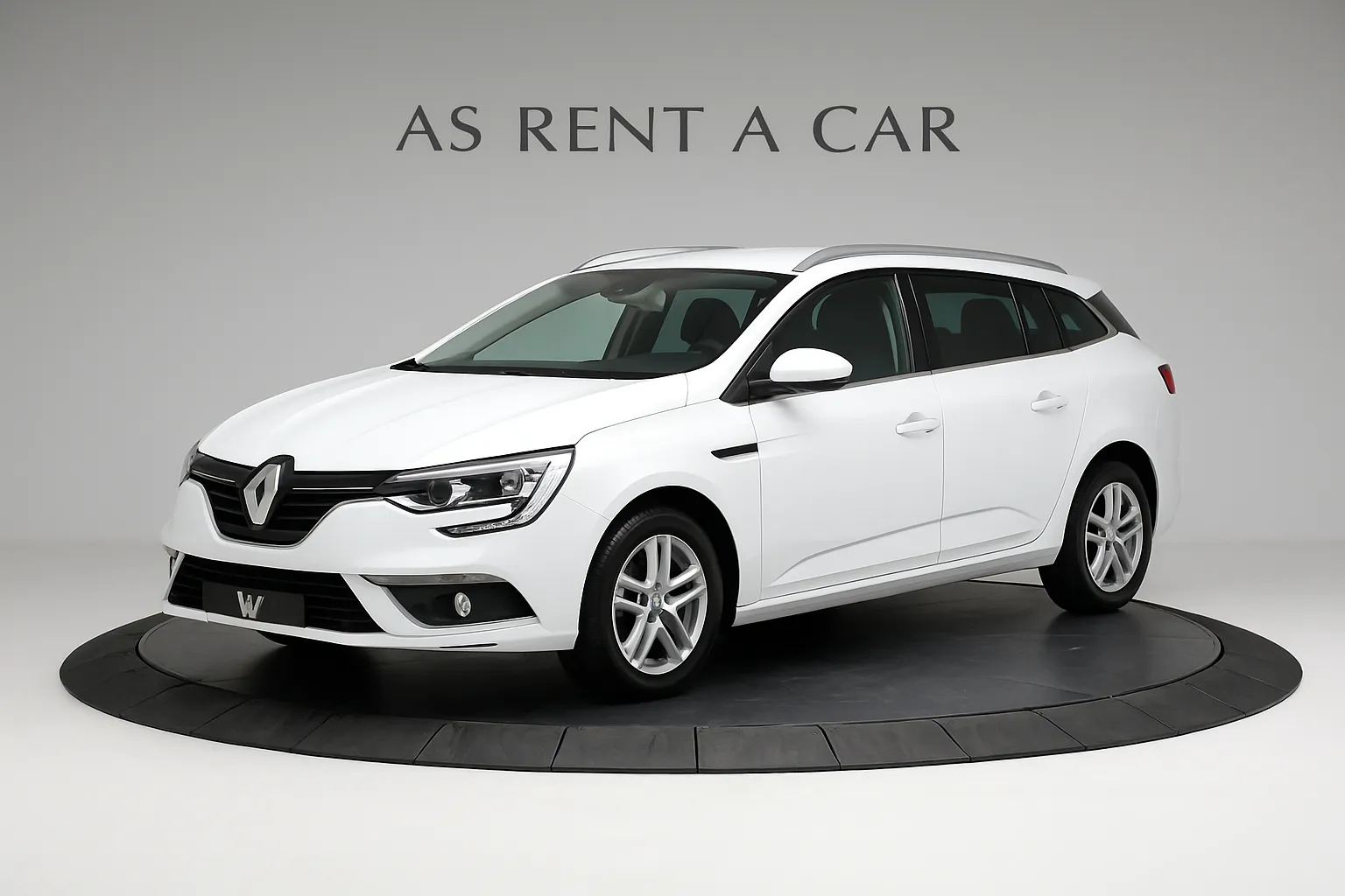 Weisser Renault Kombi auf drehbarer Ausstellungsplattform mit Text AS RENT A CAR im Hintergrund.