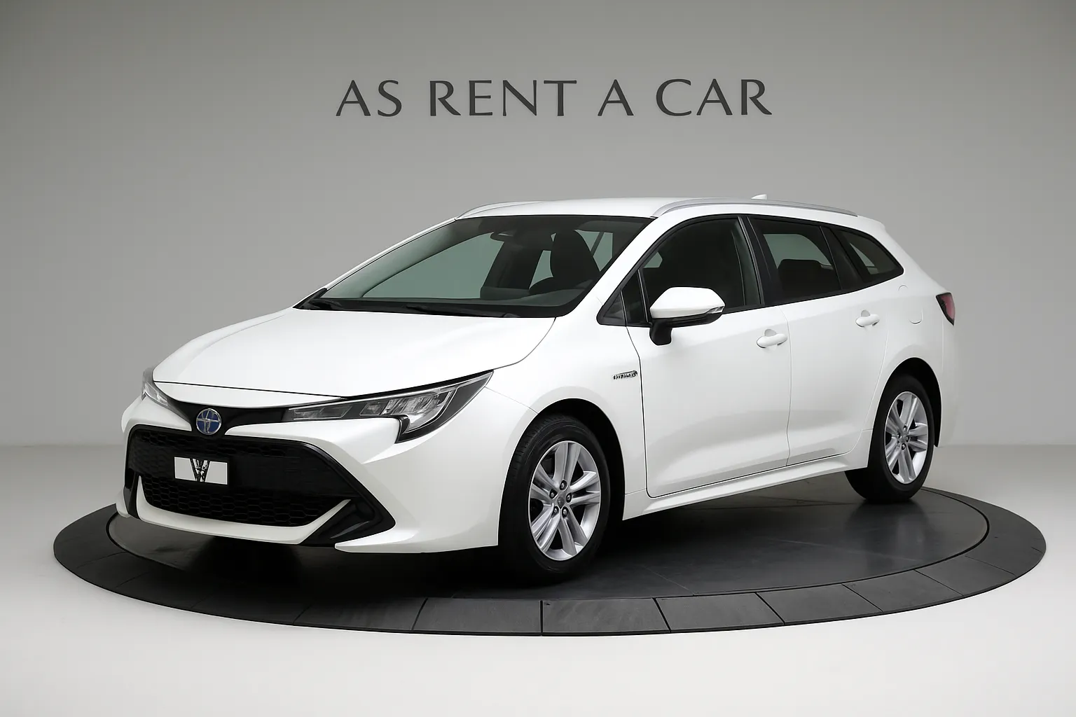 Weisser Toyota Kombi auf Drehplattform mit der Aufschrift AS RENT A CAR an der Wand.