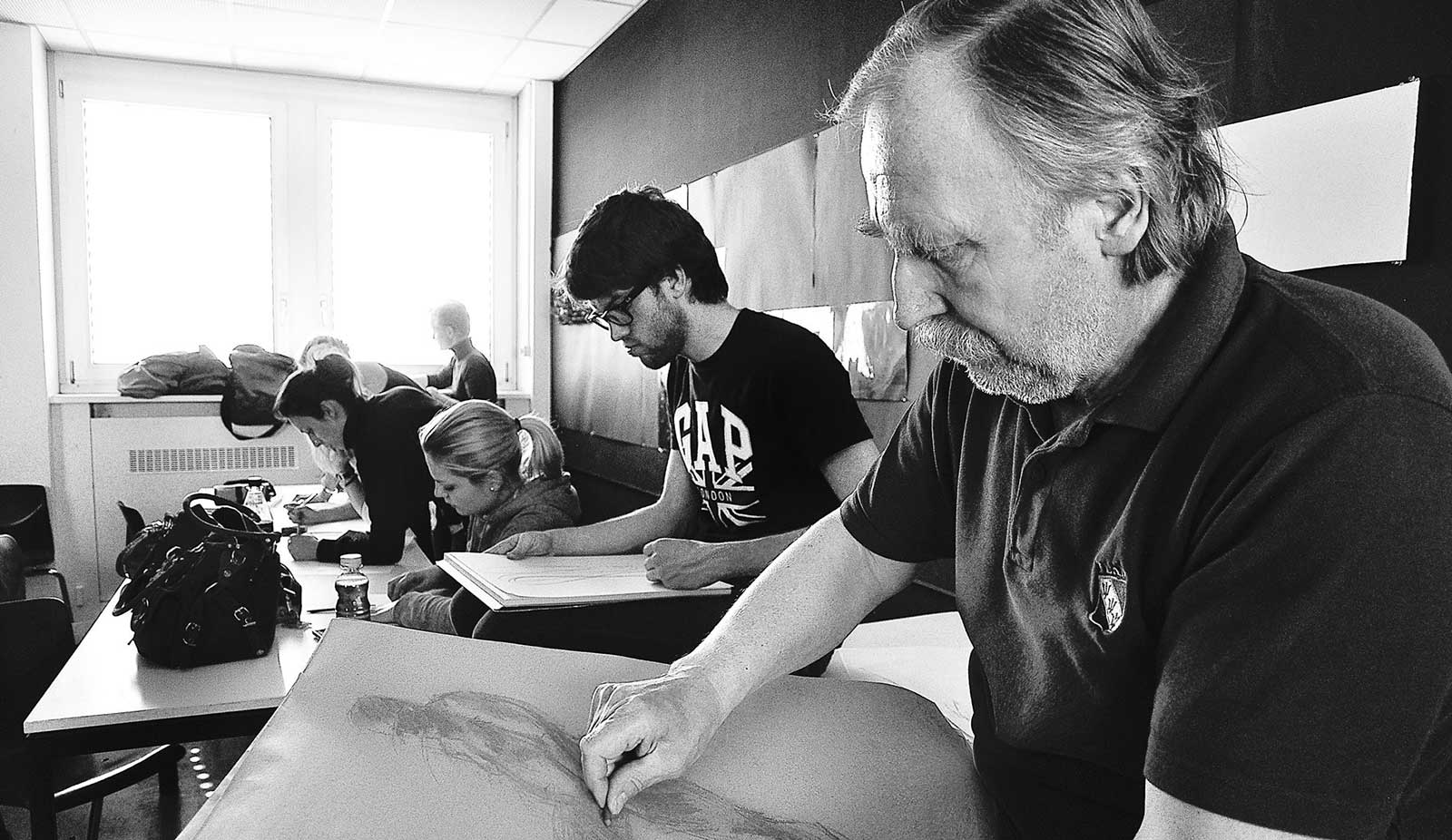 Dozent Karl Feil beim Zeichenunterricht an der Blocherer Schule