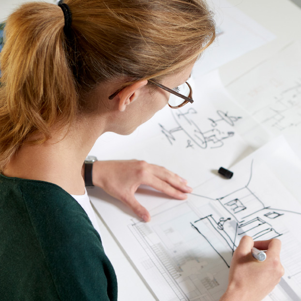 Studierende beim Entwerfen