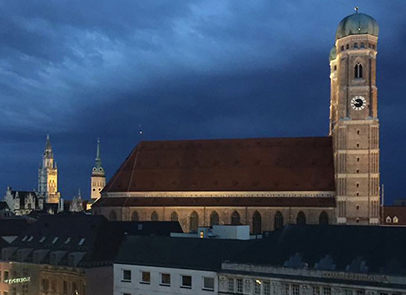 Blick am Abend vom Bayerischen Hof auf die Frauenkirche