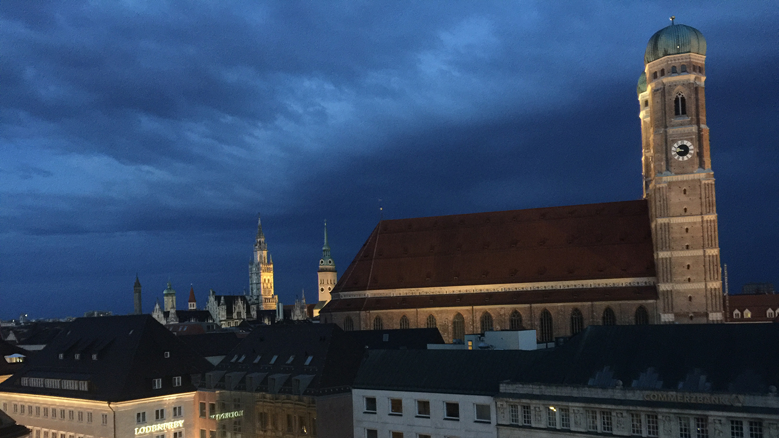 Blick am Abend vom Bayerischen Hof auf die Frauenkirche