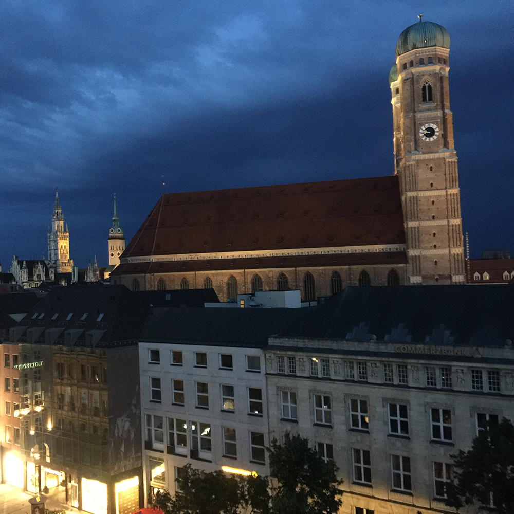 Blick am Abend vom Bayerischen Hof auf die Frauenkirche