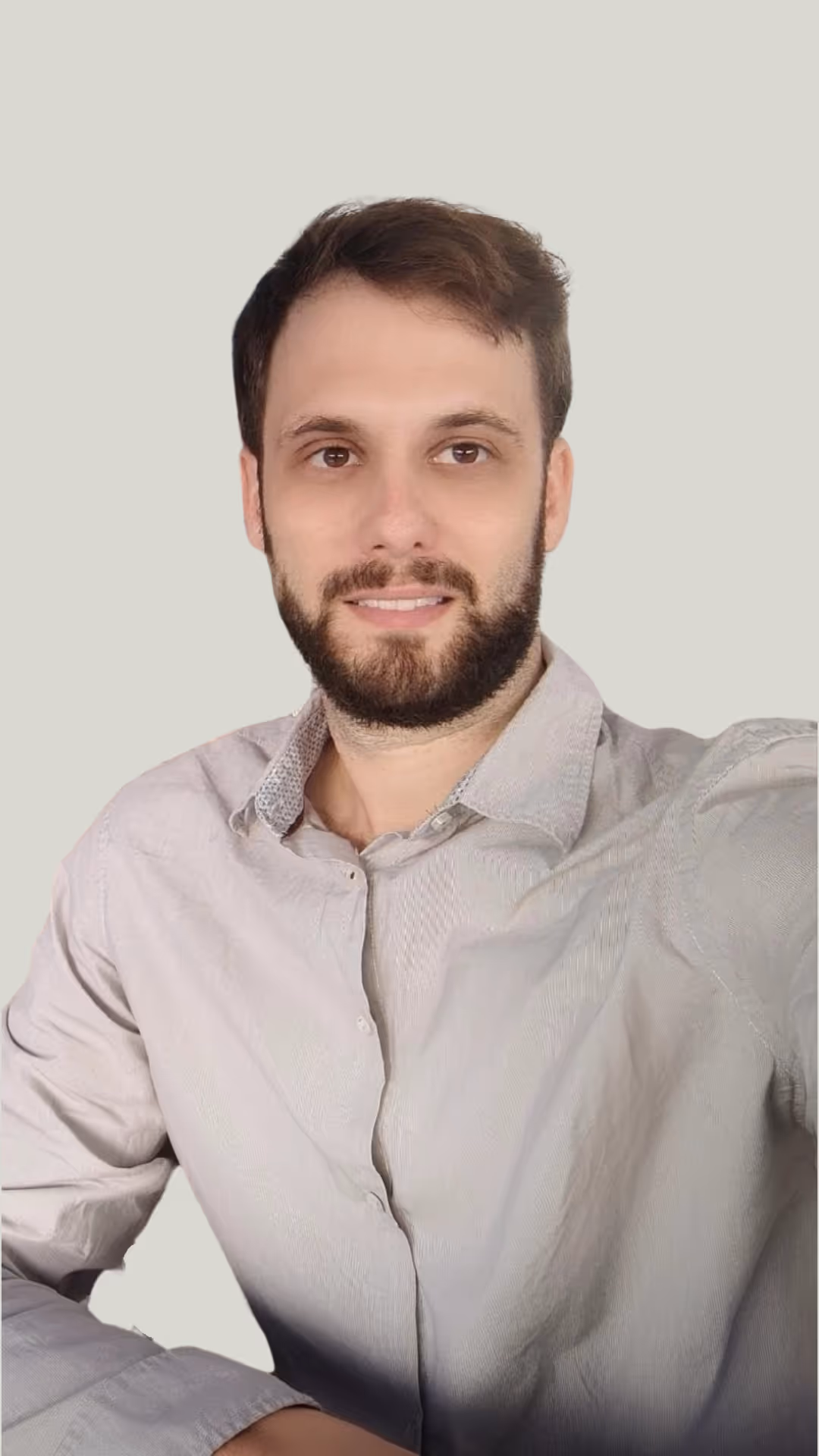  Portraits of Shani Yosef, CEO of Moon Agency, and Gilad Kahani, CMO – the leadership team behind a bold digital agency that blends strategic thinking with personal guidance.