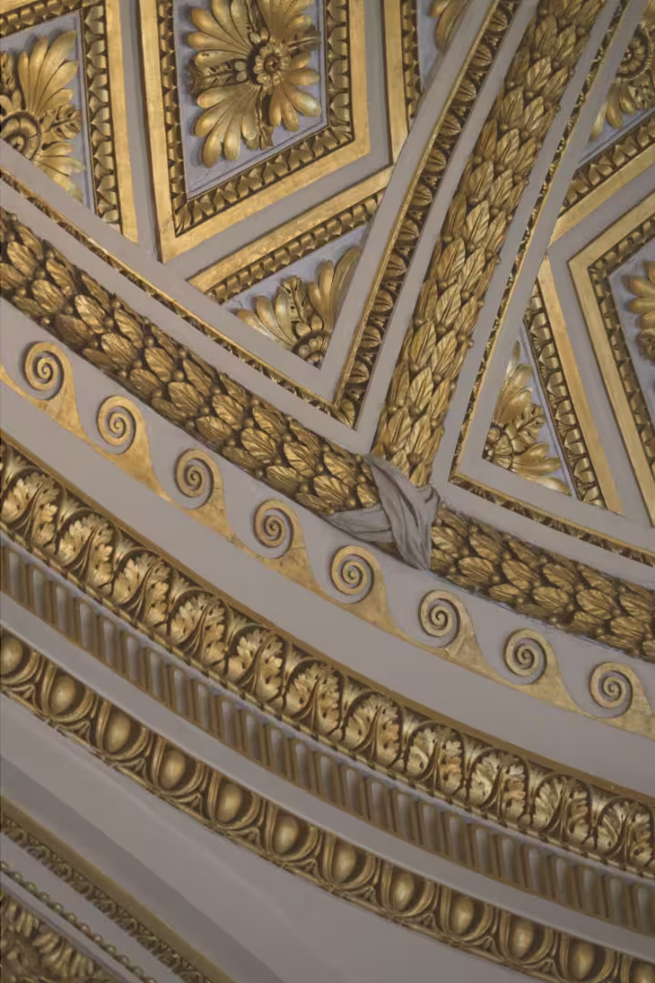 Détail de coupole à caissons dorés, rosaces et moulures, architecture classique.