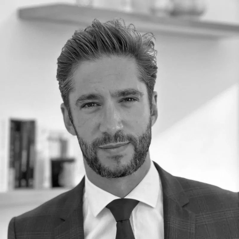 Une photo en noir et blanc d'Anthony Calvo, le fondateur et gérant du cabinet Héritage Conseil