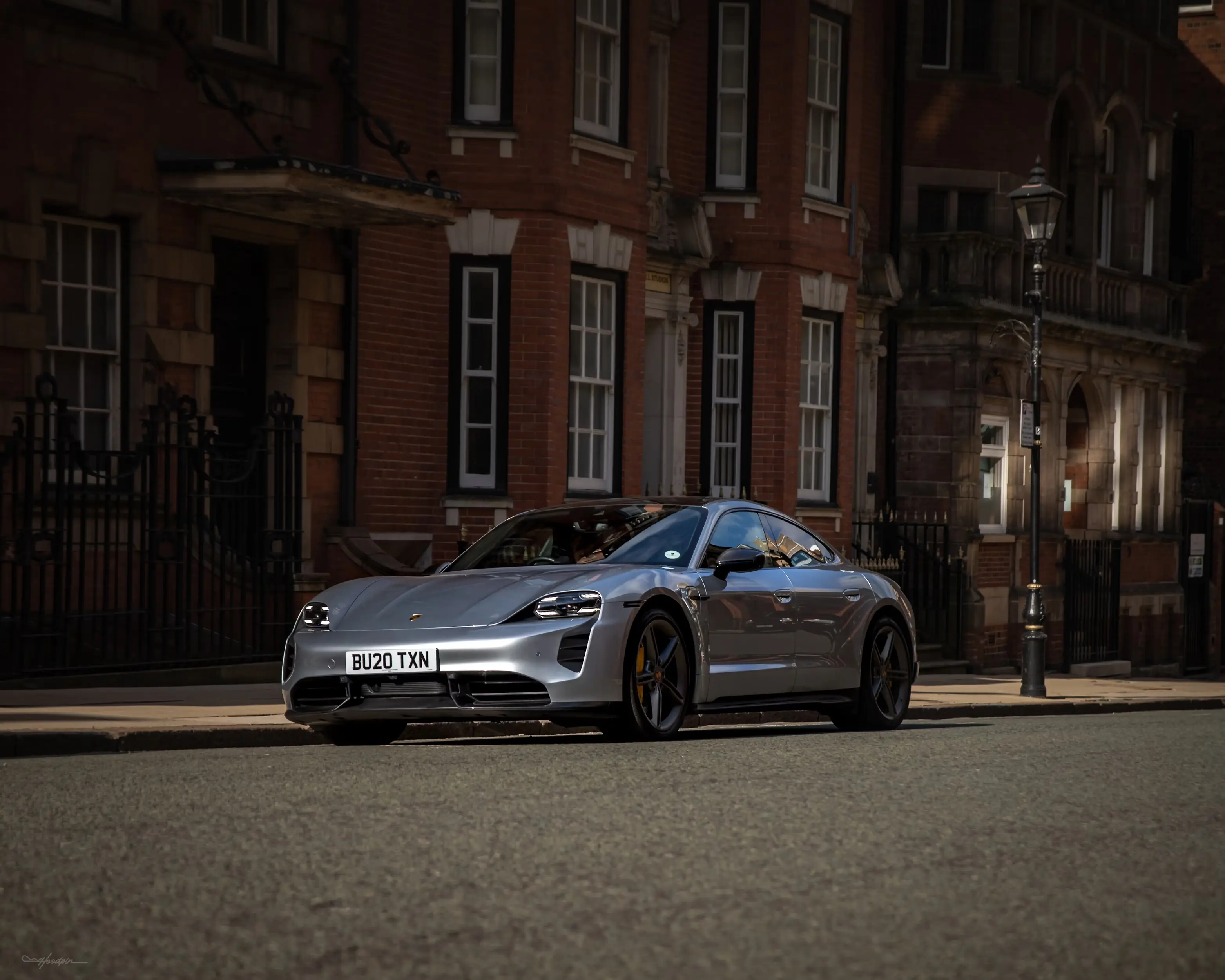 Image de présentation d'une porsche taycan