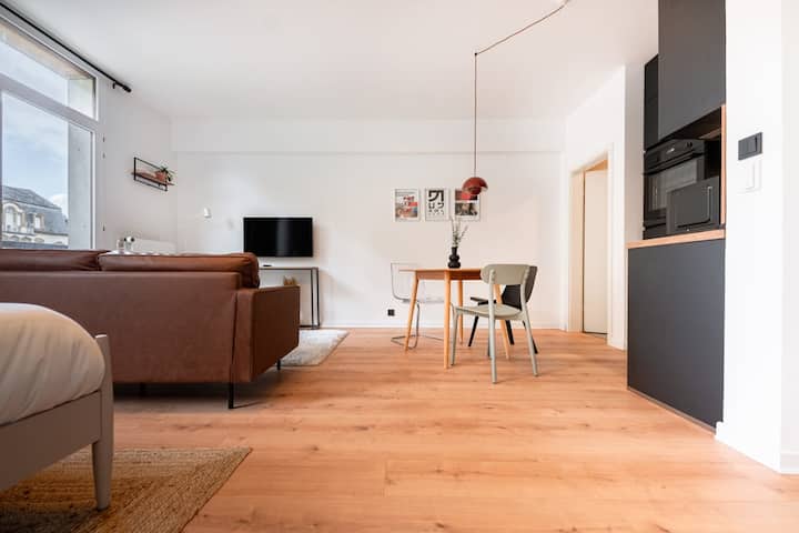 Chic Renovated Studio 5 Minutes from City Center