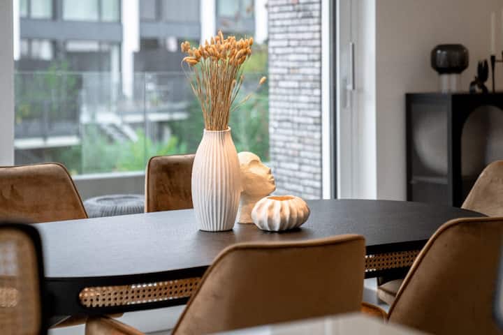 Sala de jantar junto a janela, mesa com cadeiras