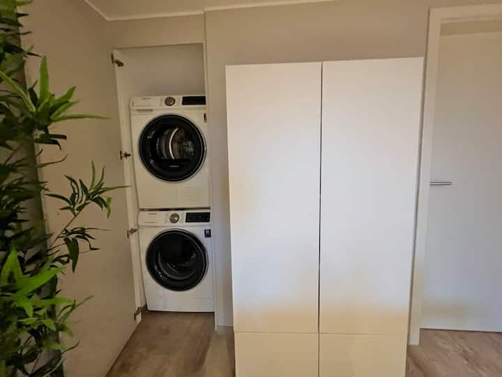 Armário de lavandaria com máquinas de lavar e secar