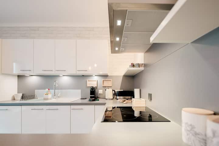 Cozinha equipada com ilha e exaustor embutido