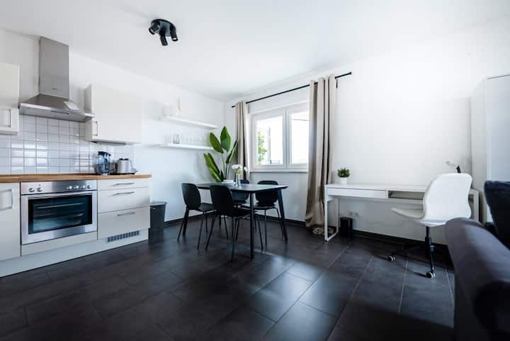 Sala de jantar com mesa redonda e duas cadeiras