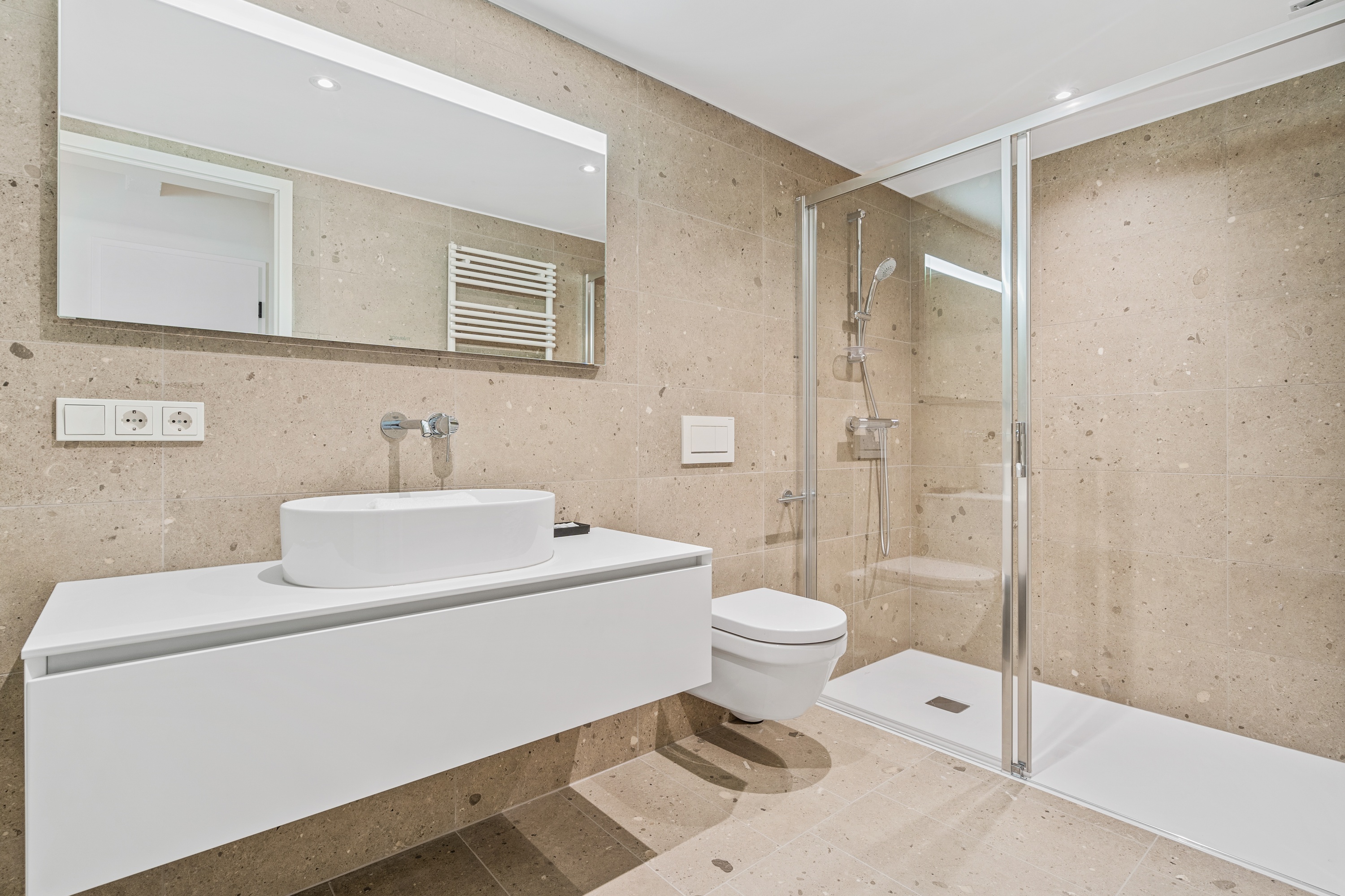 Casa de banho com duche e revestimentos em pedra