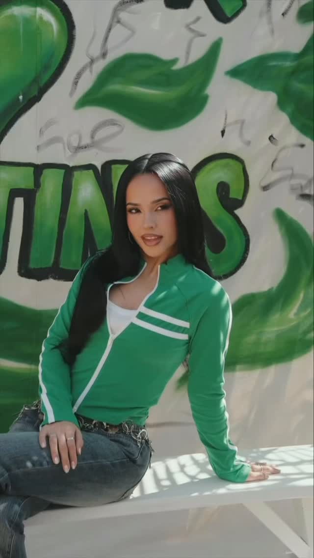 Becky G Celebrando