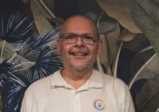 Del from Waves & Vibrational Energy in Worthing, West Sussex. Specialising in sound bath therapy and relaxation. Meet the expert providing holistic care for Zen Den Worthing clients.