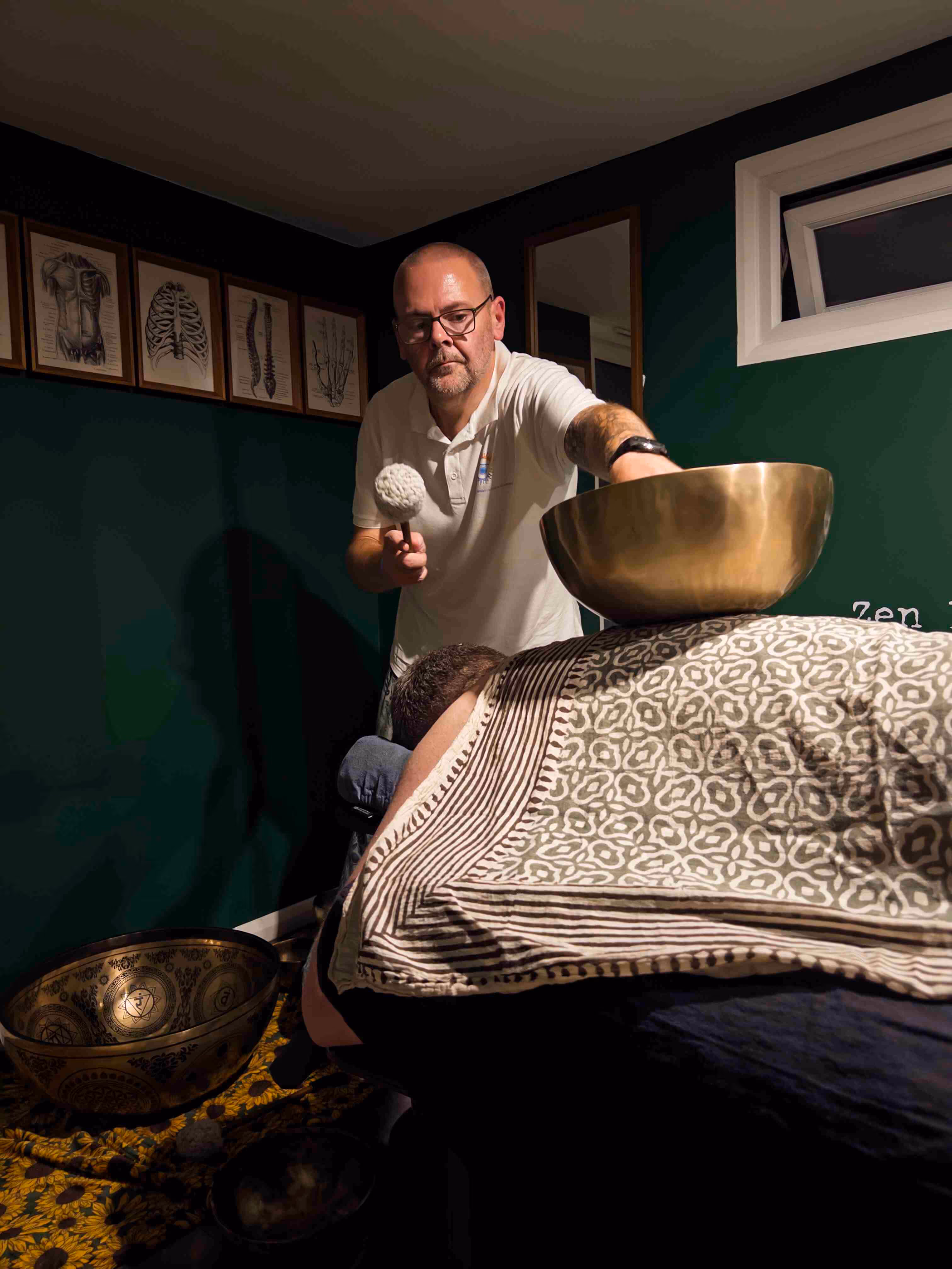 Sound bowl and massage therapy at Zen Den Worthing with Del from Waves & Vibrational Energy. Holistic healing, deep relaxation, and wellbeing in Worthing, West Sussex.