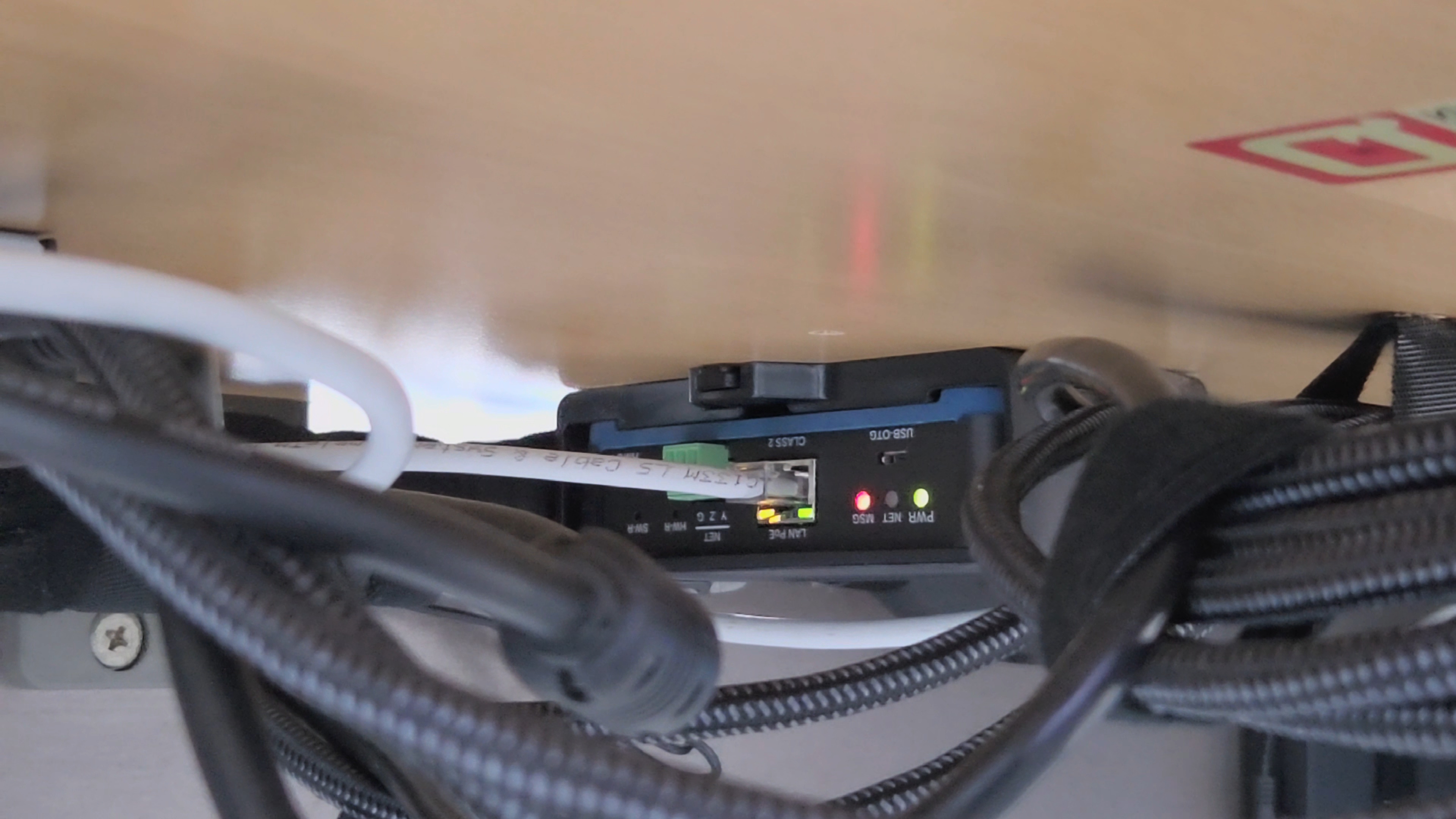 교탁 내부에 설치한 Crestron RMC4 제어 장비