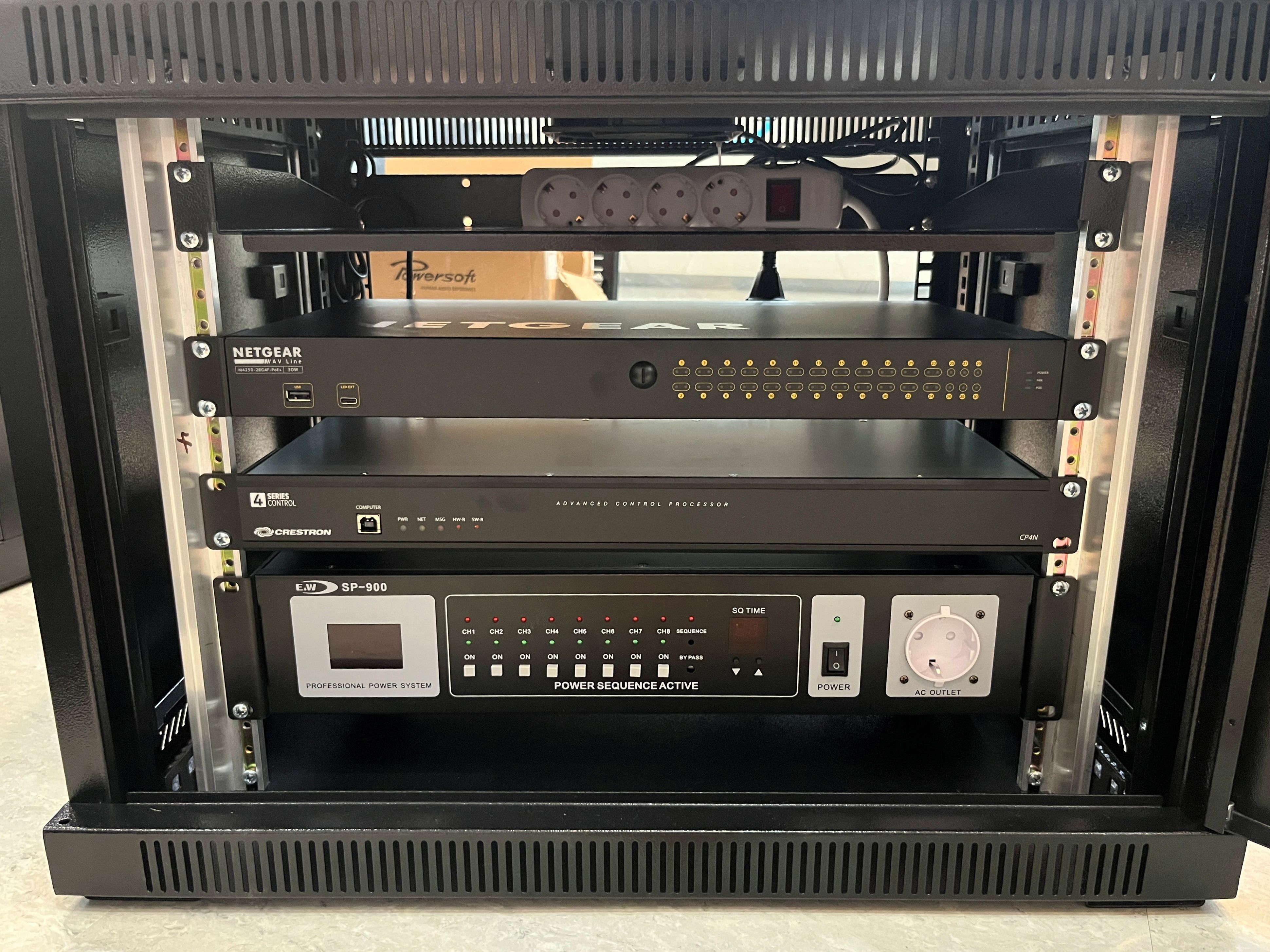 CP4N·CEN-SWPOE-26·순차전원기 등을 구성한 장비 랙