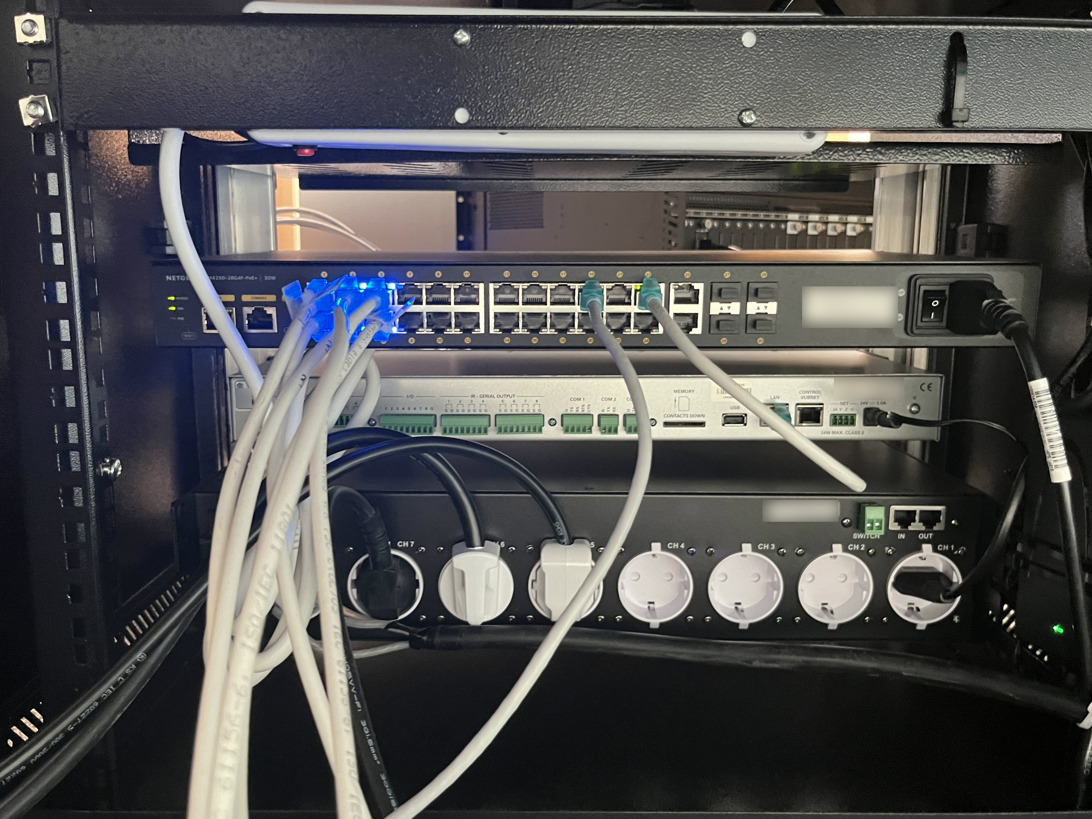 랙 후면의 Crestron NVX·네트워크 연결 테스트
