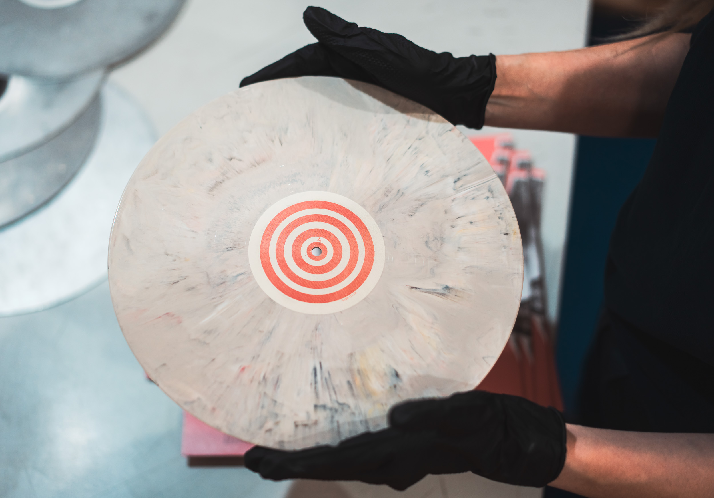 Detalle de la prensa hidráulica de vinilo trabajando en la planta de Urduliz