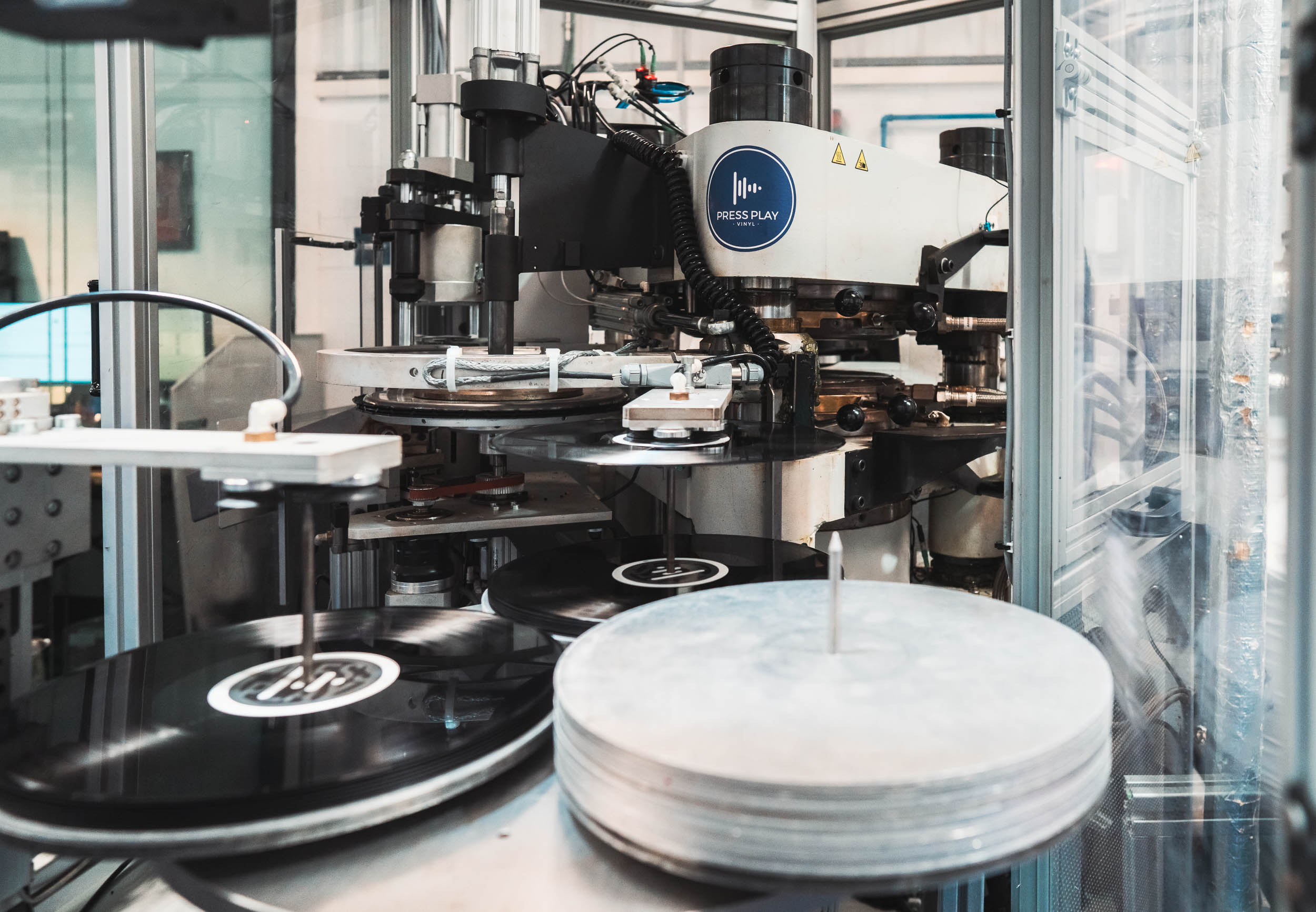 Revisión manual de calidad de un vinilo en la fábrica de Press Play Vinyl