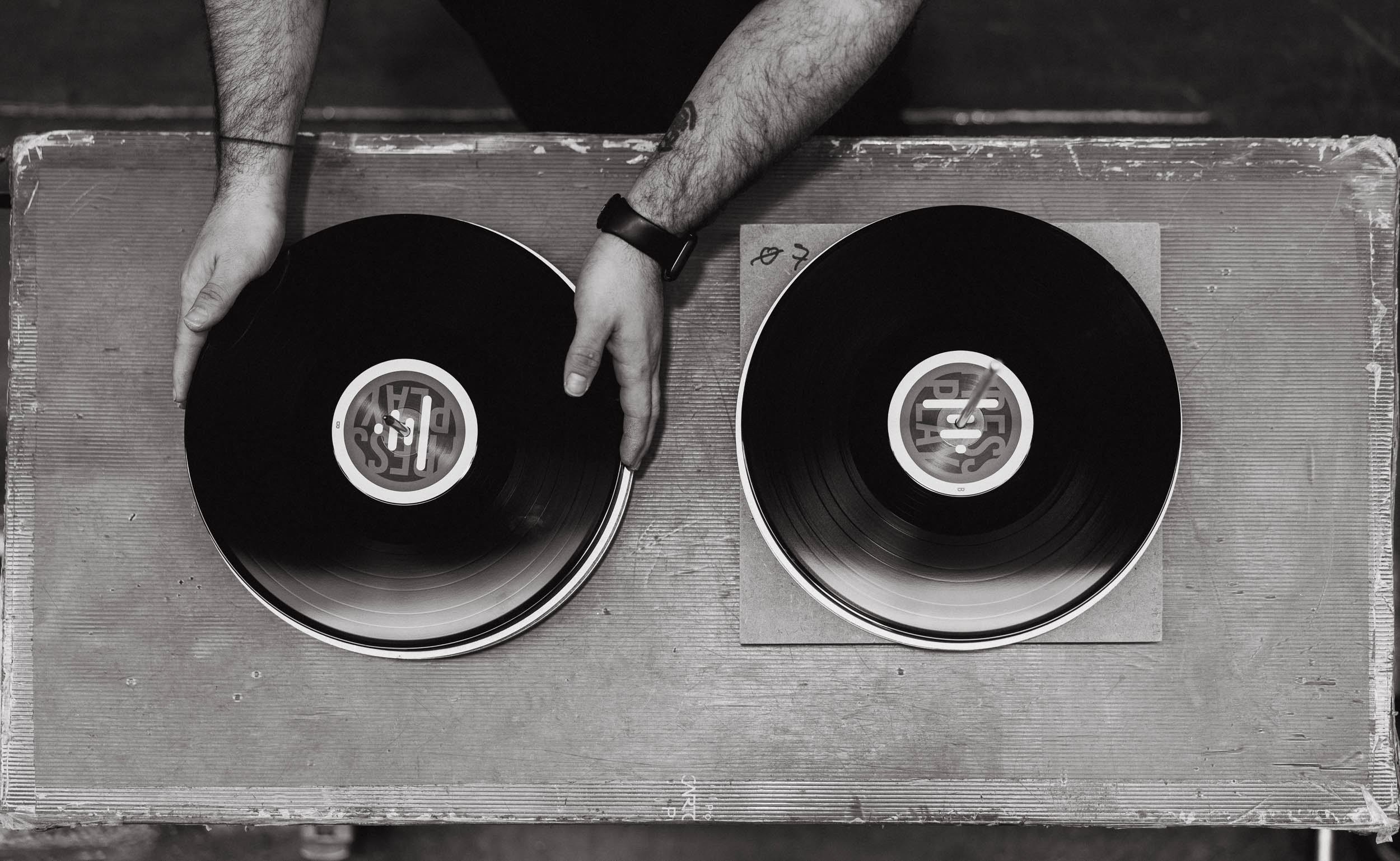 Discos de vinilo terminados y empaquetados en la zona de acabado de Press Play Vinyl