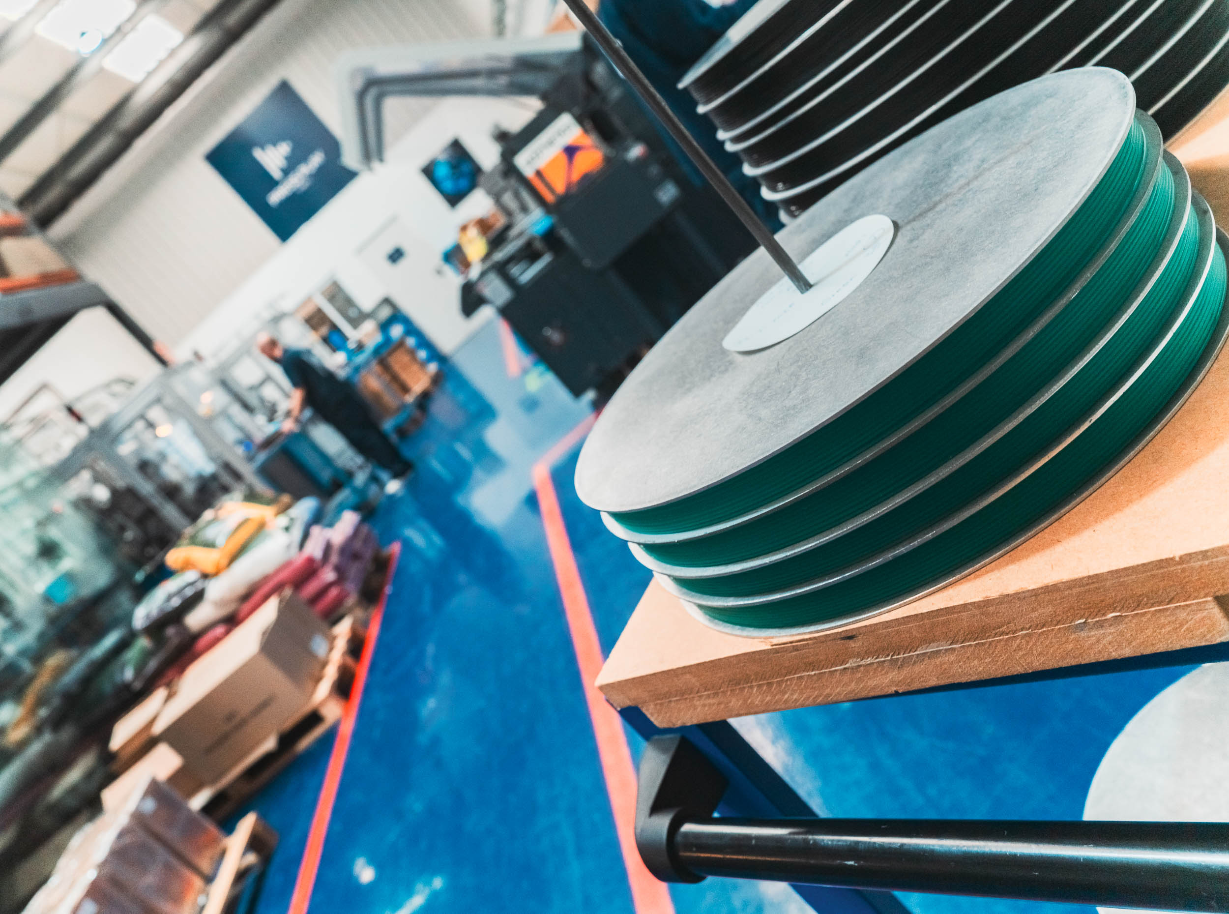 Interior de la nave de producción de Press Play Vinyl con la maquinaria de prensado