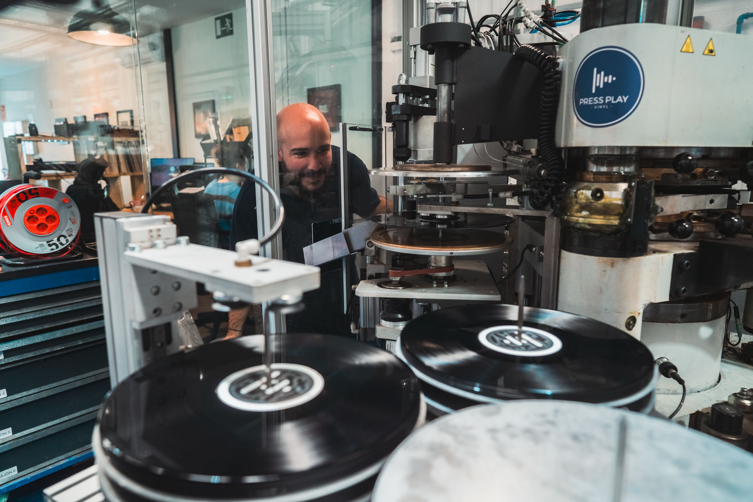 Equipo de Press Play Vinyl trabajando en la línea de producción de la fábrica