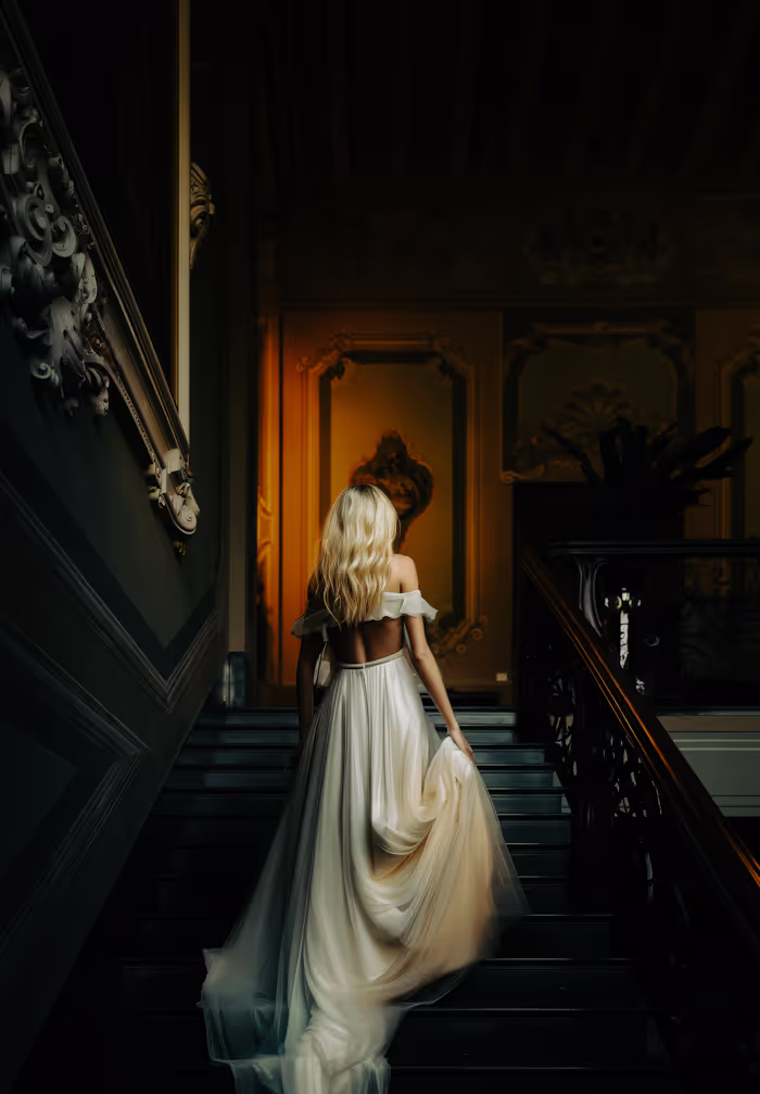 IWE-italy Wedding Escapes - Villa Rusconi Clerici - A Bride on the staircase
