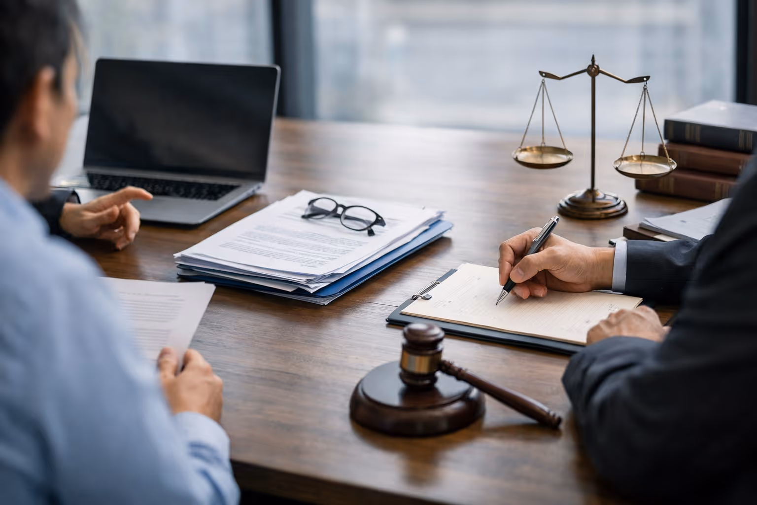 Как се оспорва решение на общото събрание на дружество?