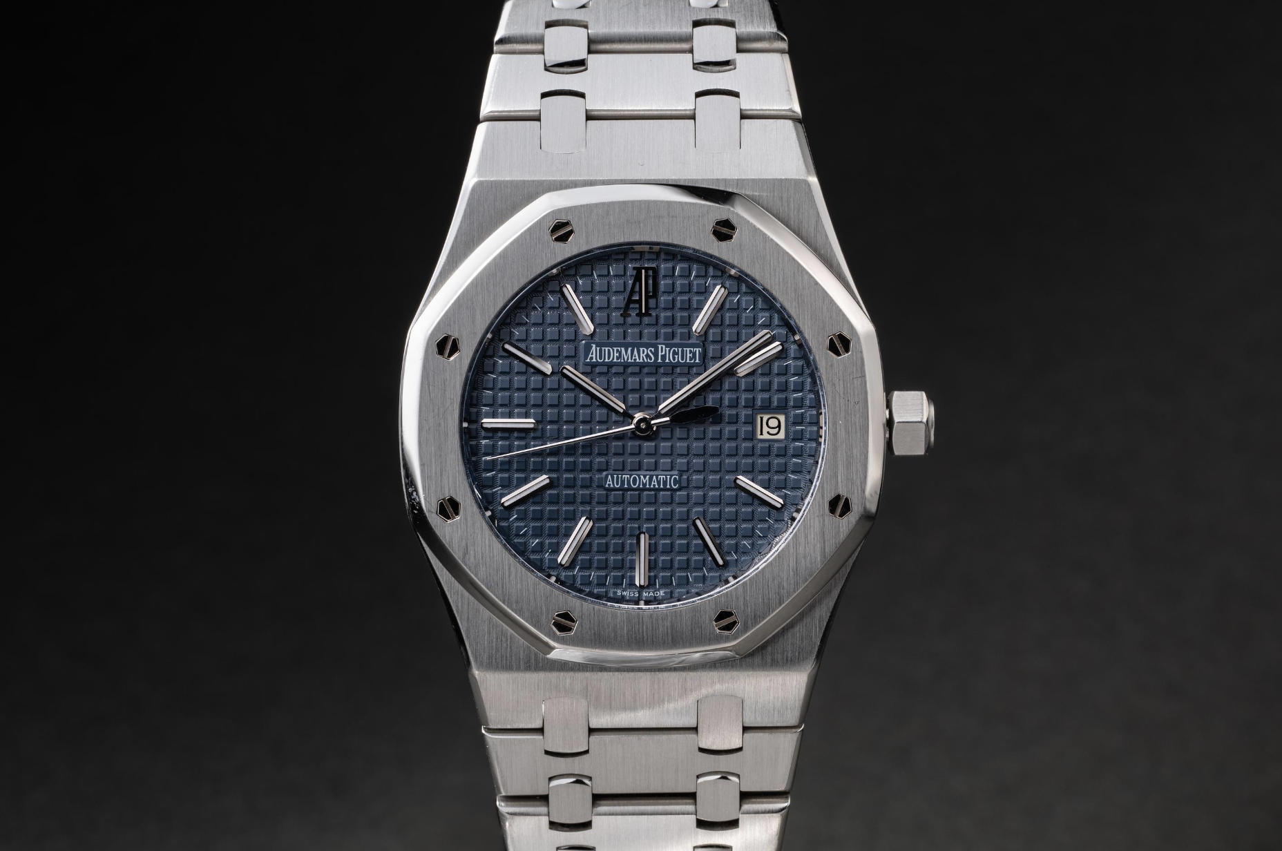 Royal Oak vs Patek Nautilus: The Ultimate Watch Comparison