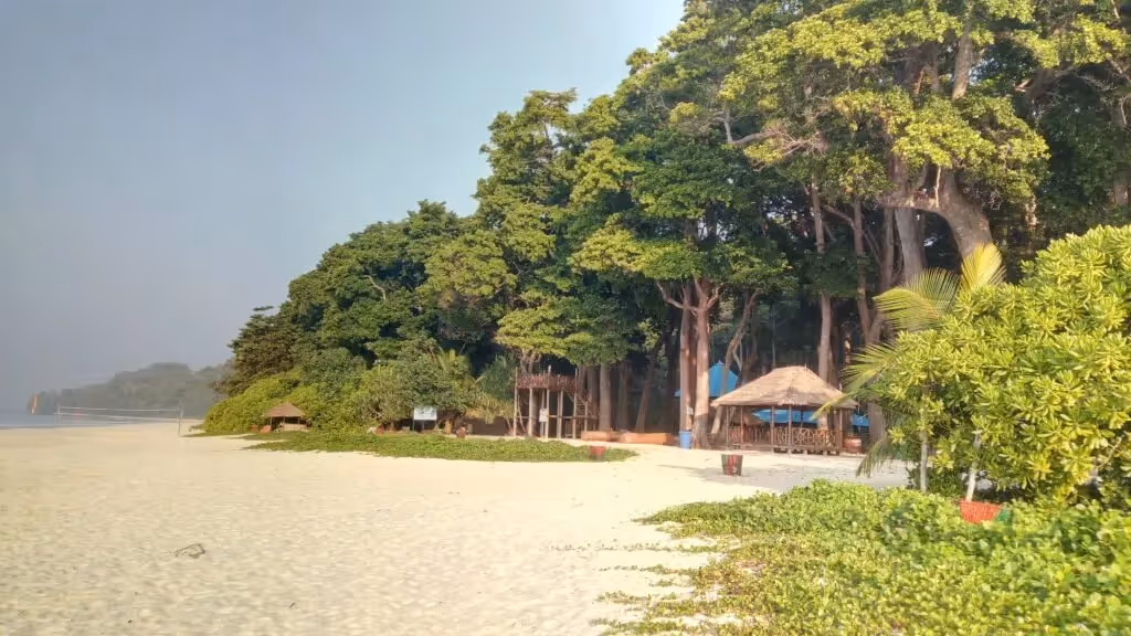 Radhanagar Beach, Andaman, India: localhi