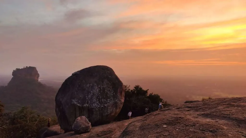 Pidurangala Rock, Sri Lanka: localhi