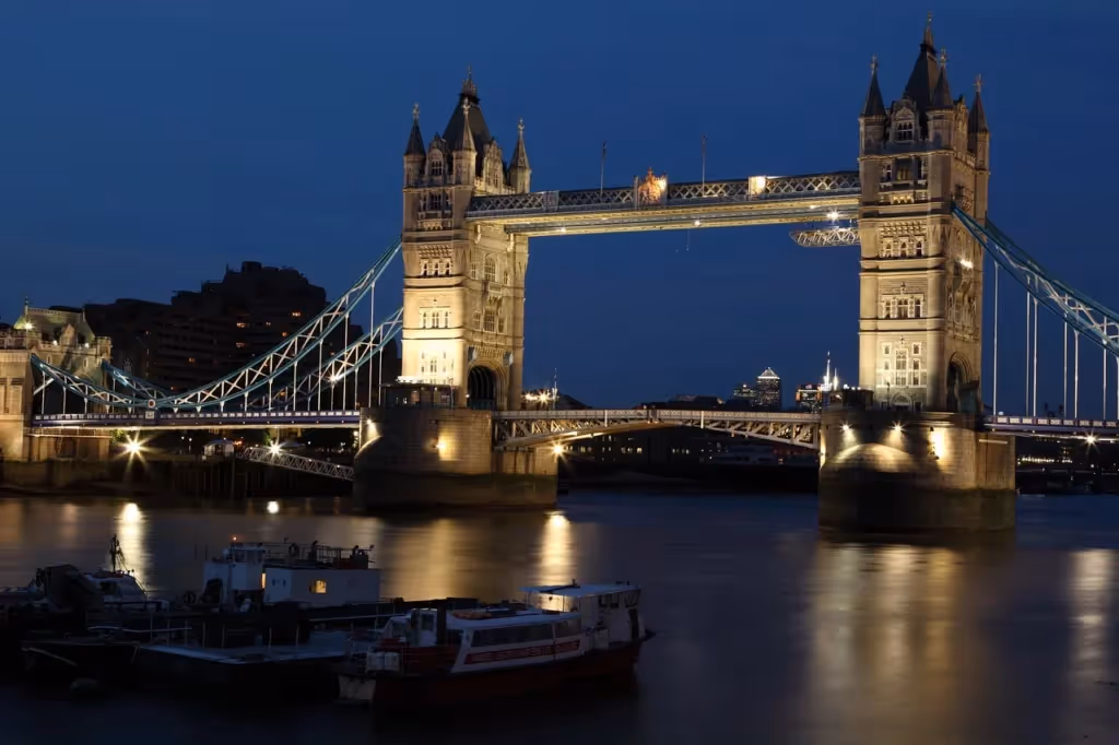 Thames River cruise, London Bridge, UK, Honeymoon Destinations: localhi