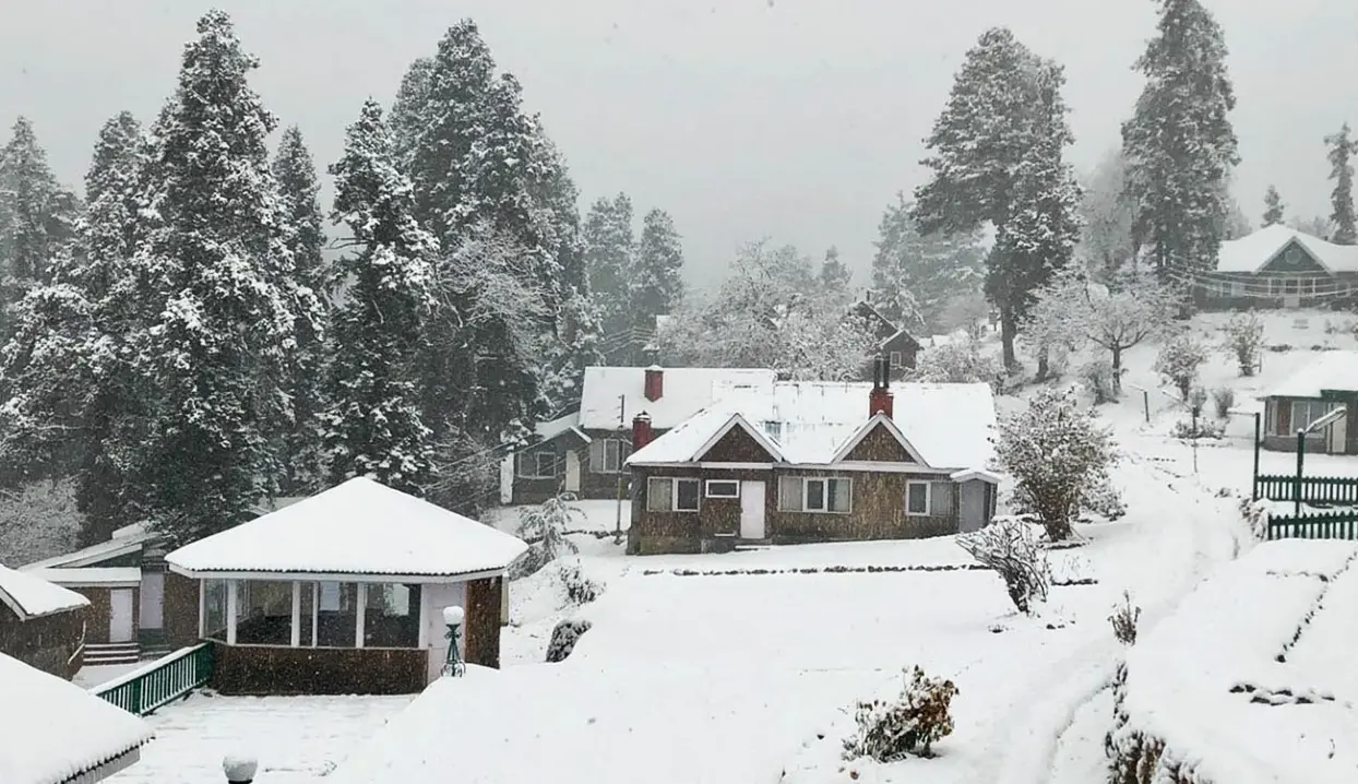 Highlands Park heritage chalet in Gulmarg with wooden architecture