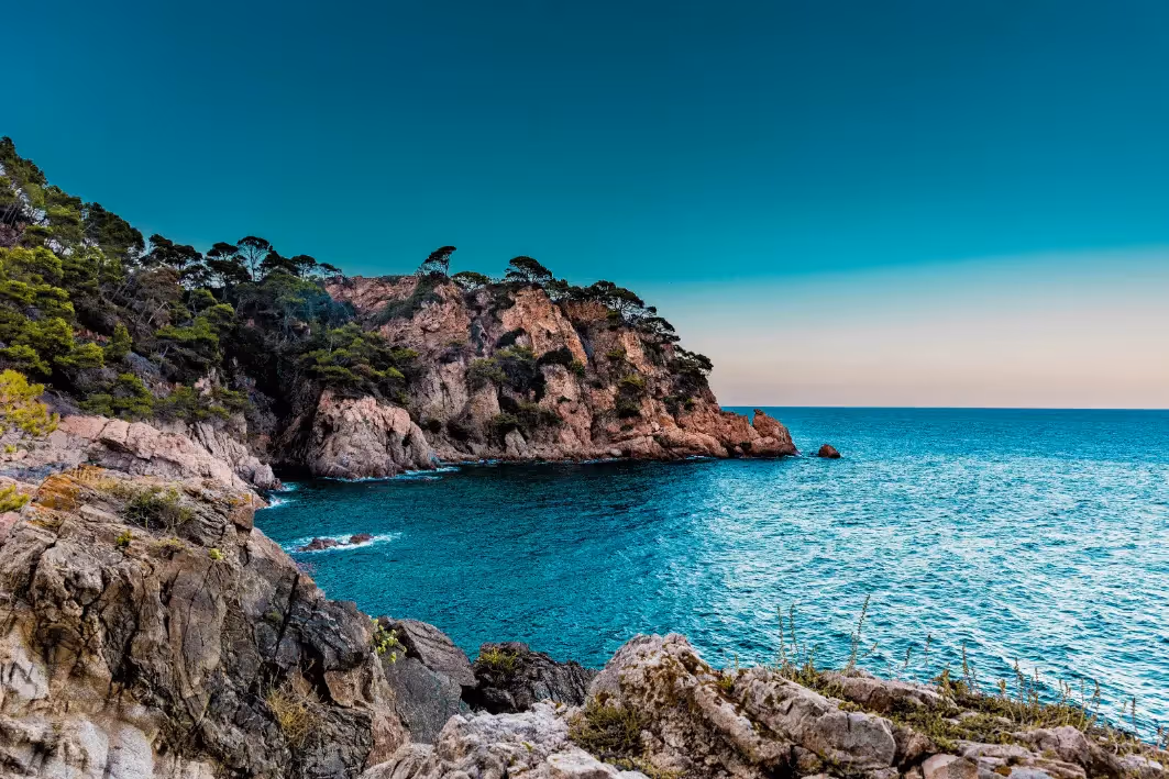 Mediterranean coastline of Spain with turquoise waters and cliffside views — ideal backdrop for a Spain luxury tour