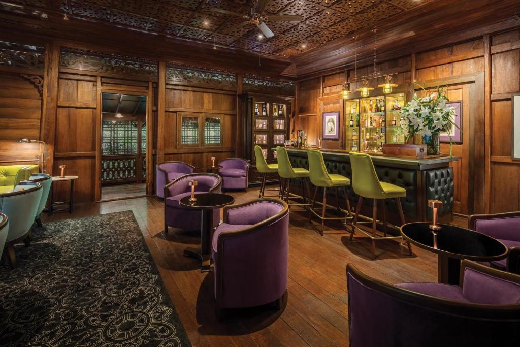 Veranda cocktail bar at 137 Pillars House Chiang Mai — boutique stay LocalHi