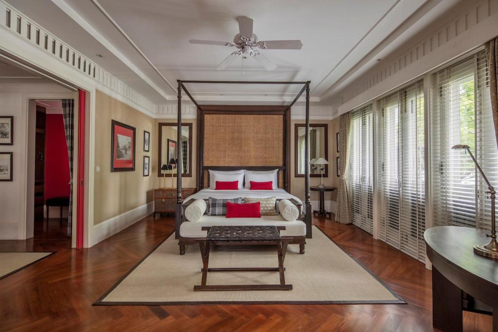 Teak suite interior 137 Pillars House Chiang Mai — colonial heritage LocalHi