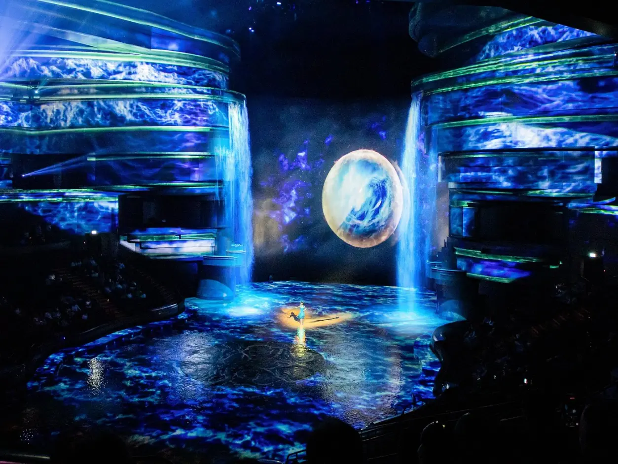 La Perle Dubai aquatic theatre aerial acrobatics performance