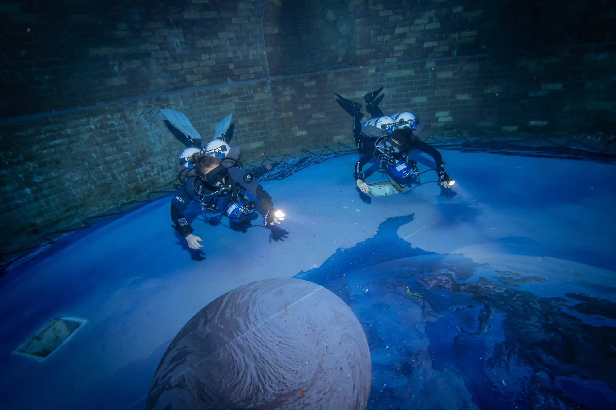 Beginner scuba diving Deep Dive Dubai training platform