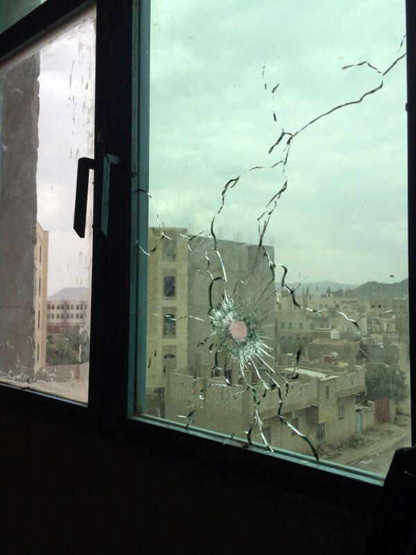  صورة لللطلقة في زجاج النافذة – منظمة مواطنة
