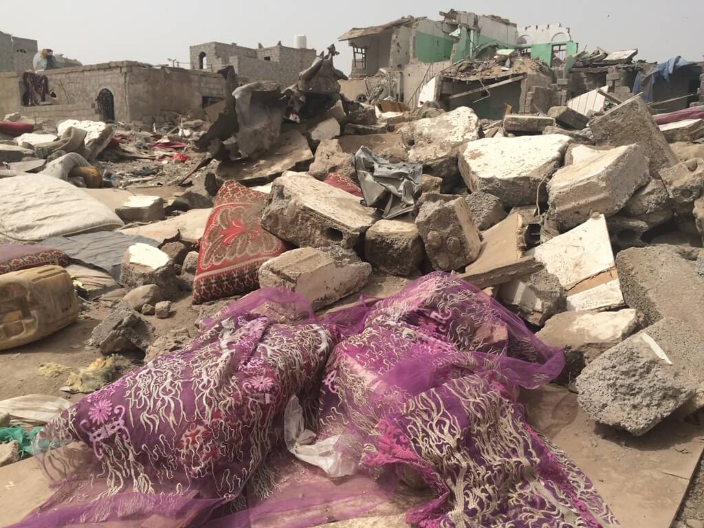 الصورة لصالح منظمة مواطنة ، أثناء نزول فريق من المنظمة لموقع الهجوم يوم السبت الموافق 28 مارس 2015