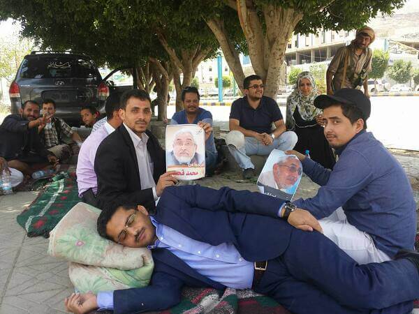 الصورة من وقفة احتجاجية أمام جهاز الأمن السياسي بصنعاء للمطالبة بإنهاء حالة الإختفاء القسري للناشط السياسي محمد قحطان