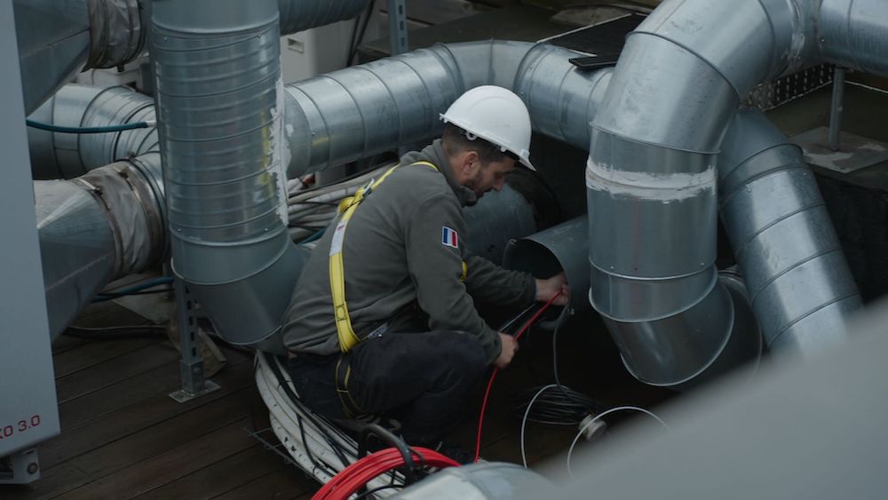 Un homme devant un ordinateur portable pour formulaire de demande de devis photovoltaïque